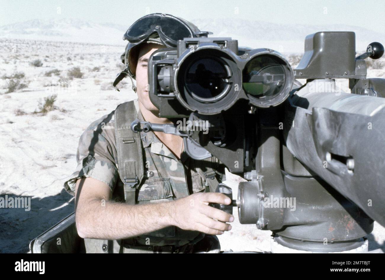 Le tireur prêt au combat du système d'armes anti-chars lourdes (TOW) obtient une bonne vue lors de l'opération CAX 1-2-82 au Centre de combat Air-to-Ground du corps des Marines. Objet opération/série: CAX 1-2-82 base: Twentynine Palms État: Californie (CA) pays: États-Unis d'Amérique (USA) Banque D'Images Le tireur prêt au combat du système d'armes anti-chars lourdes (TOW) obtient une bonne vue lors de l'opération CAX 1-2-82 au Centre de combat Air-to-Ground du corps des Marines. Objet opération/série: CAX 1-2-82 base: Twentynine Palms État: Californie (CA) pays: États-Unis d'Amérique (USA) Banque D'Images