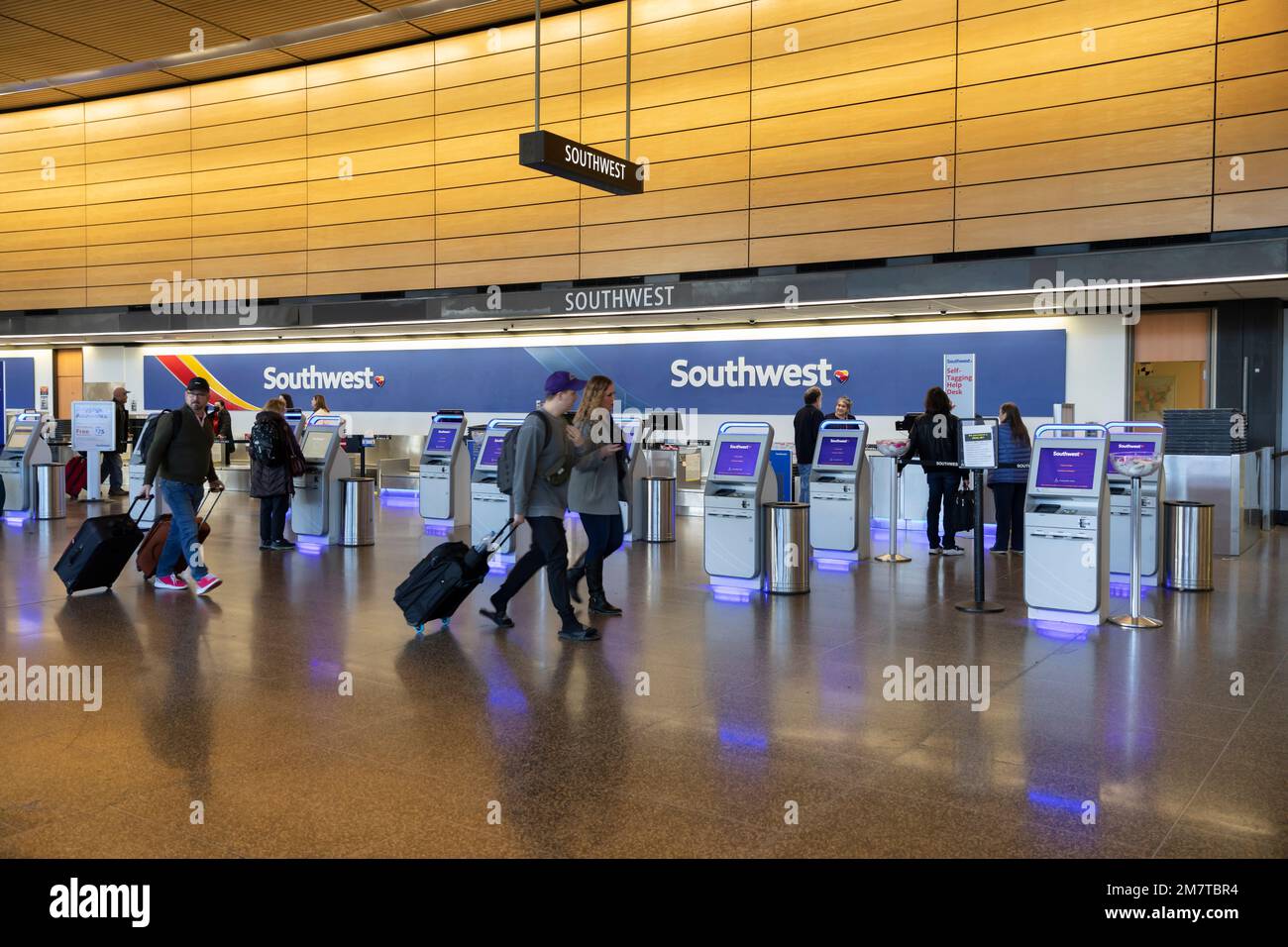 SeaTac, Washington, États-Unis. 10th janvier 2023. Les agents du service à la clientèle de Southwest Airlines aident les passagers arrivant à l'aéroport international de Seattle-Tacoma. Crédit : Paul Christian Gordon/Alay Live News Banque D'Images