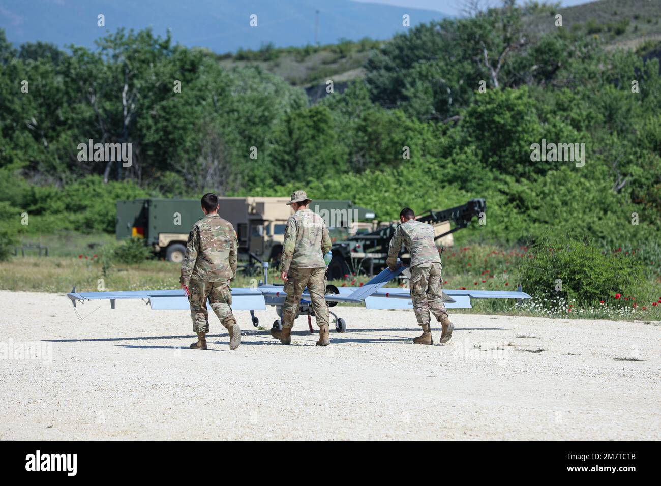 Les soldats affectés au 7-17th Escadron de cavalerie aérienne, 1st Brigade de cavalerie aérienne déplacent une ombre RQ-7B V2 de la piste au hangar pour des inspections et des travaux d'entretien après le vol durant l'exercice Swift Response 2022 sur 13 mai 2022, dans la zone d'entraînement de Krivolak, dans le nord de la Macédoine. L'exercice Swift Response 2022 est un exercice d'entraînement multinational annuel qui a lieu en Europe de l'est, dans l'Arctique du Nord, dans les pays baltes et dans les Balkans en provenance du 2-22 mai 2022. Banque D'Images