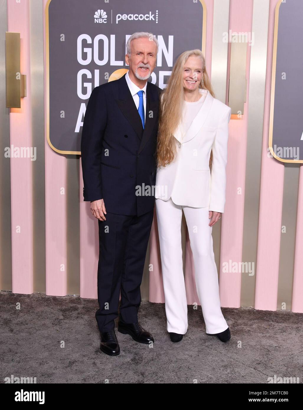 James Cameron, à gauche, et Suzy Amis assistent aux Golden Globe Awards 80th, arrivées au Beverly Hilton de Los Angeles le 10 janvier 2023. LA PRESSE CANADIENNE/George Pimentel Banque D'Images