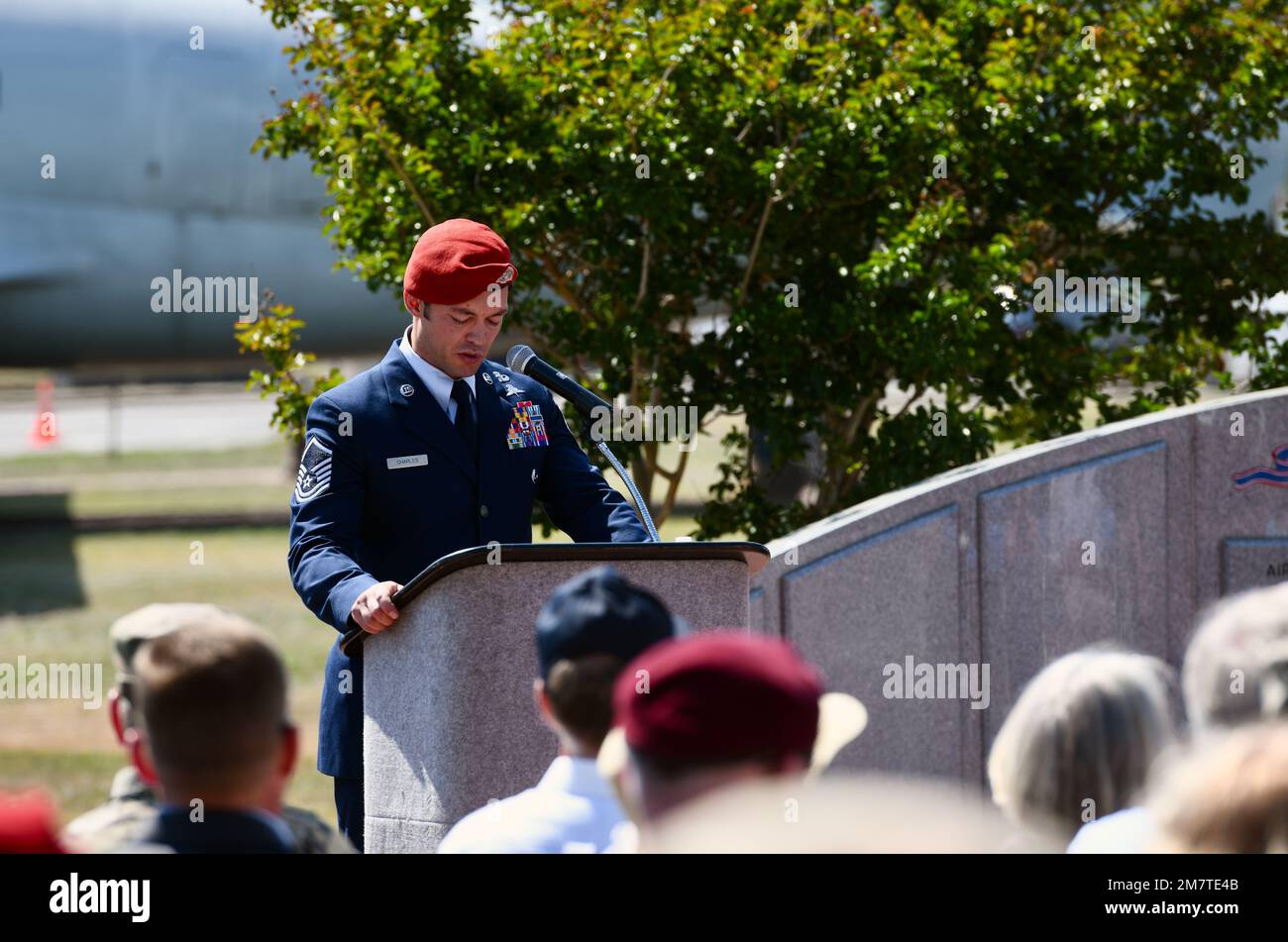 Le sergent-maître Brian Charles de l'US Air Force, un opérateur spécial affecté au 23e escadron de tactiques spéciales de la 24e escadre des opérations spéciales, s'adresse aux participants à la cérémonie de la médaille d'argent de l'étoile pour le sergent-maître Cory Haggett, également opérateur de tactiques spéciales de la 24e Escadron des opérations spéciales, le 13 mai 2022, à Hurlburt Field, Fla. Au cours de la cérémonie, Haggett a reçu la troisième plus haute médaille de combat militaire du pays pour ses actions courageuses alors qu’il était déployé en 2017 dans des opérations près du Yémen. 23STS, 24SOW, 75AF, AFSOC, FORCE AÉRIENNE, étoile de bronze, étoile d'argent, hurlburt, Banque D'Images