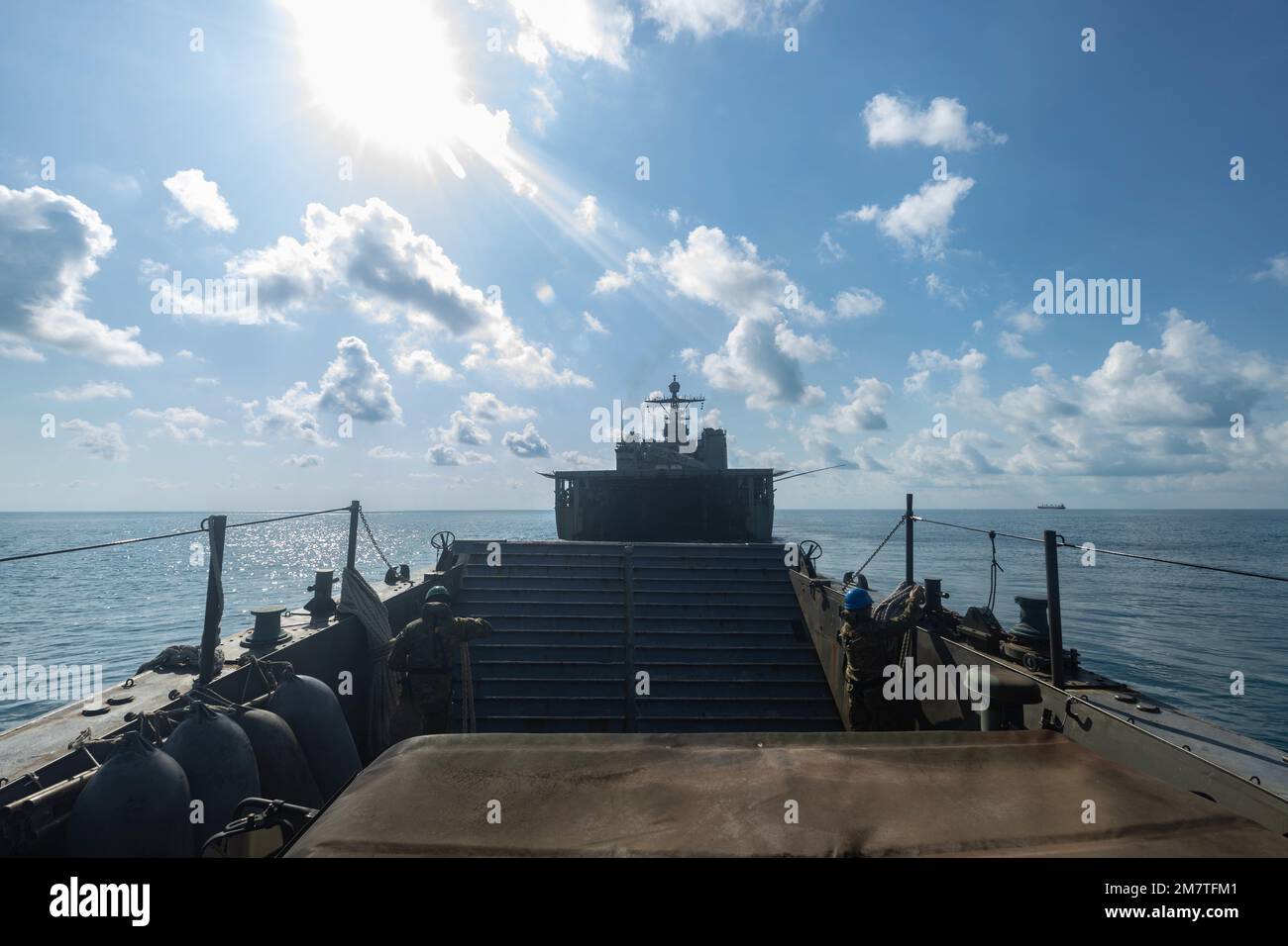 L'embarcation de l'armée australienne, mécanisée 8 approche l'USS Ashland (LSD-48) pendant les répétitions en charge et en décharge pour l'exercice Crocodile Response 22 à Darwin, dans le territoire du Nord, en Australie, au 13 mai 2022. Les répétitions ont permis aux forces australiennes et américaines de tester la compatibilité de l'équipement naval et d'améliorer les compétences d'exploitation du pont de puits. Banque D'Images