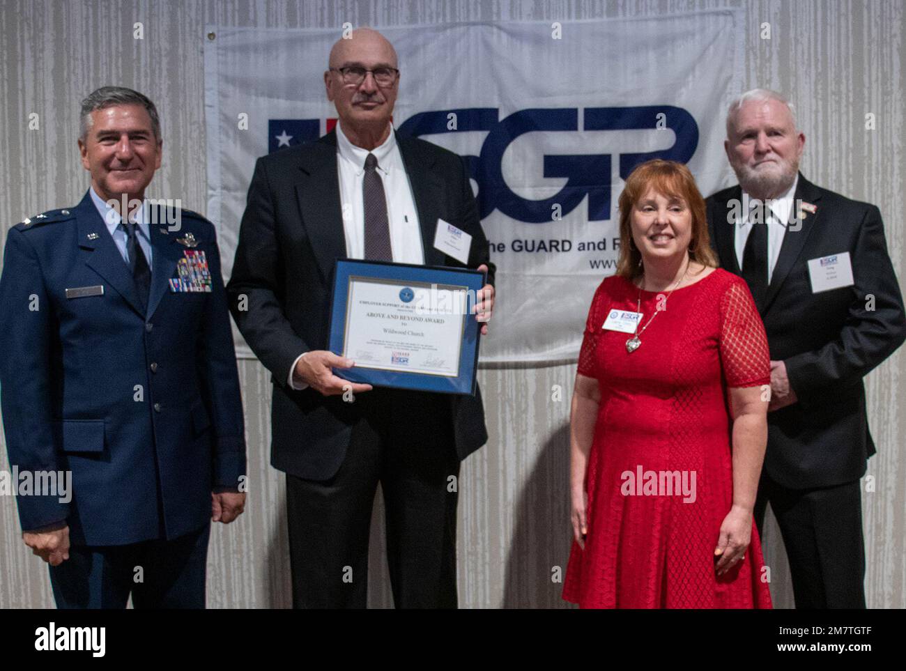 L'église Wildwood, basée à East Moline, Illinois, a reçu le prix ci-dessus et au-delà lors du banquet annuel de remise des prix de la Garde et de la Réserve (ESGR) à Bloomington, Illinois, 13 mai. Wildwood Church a été nommé par le lieutenant-colonel Brian Smith. Le prix ci-dessus et au-delà est décerné en nombre limité et présenté annuellement par les membres de l'ESGR. Il vise à reconnaître les employeurs qui ont dépassé les exigences légales de la Loi sur les droits à l'emploi et au réemploi dans les services en uniforme en accordant un congé à leurs employés de la Garde et de la Réserve pour service militaire. Sur la photo Banque D'Images