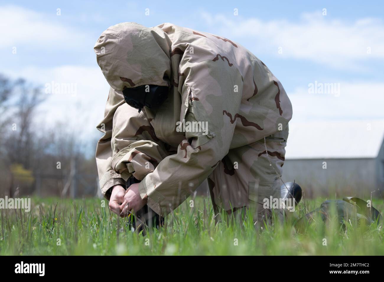 Le Sgt Josiah Bell de Rochester (Minnesota), un Infantryman de la Compagnie B de la Garde nationale du Wisconsin, 1st Bataillon, 128th infanterie Regiment, sécurise son équipement de posture de protection orientée mission (MOPP) lors de l'événement CBRN de la compétition de meilleur guerrier de la région IV sur 13 mai 2022. Il est l'un des douze soldats de la Garde nationale participant au 11-15 mai 2022 de compétition des meilleurs guerriers de la région IV, au Camp Ripley, au Minnesota. La compétition annuelle teste les compétences militaires, la force physique et l'endurance des meilleurs soldats et officiers non commissionnés du Minnesota, du Wisconsin, de l'Iowa, de l'Illinois Banque D'Images