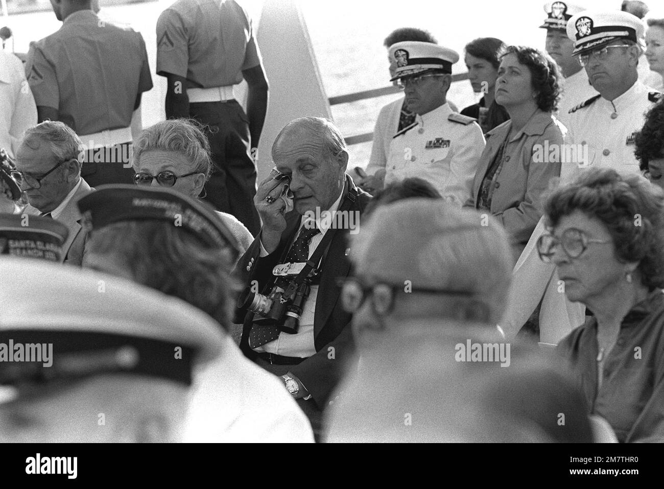 Un invité essuie les larmes des yeux lors d'un service commémoratif à bord du USS ARIZONA Memorial commémorant le 40th anniversaire de l'attaque japonaise sur Pearl Harbor. Base: Pearl Harbor État: Hawaï (HI) pays: Etats-Unis d'Amérique (USA) Banque D'Images