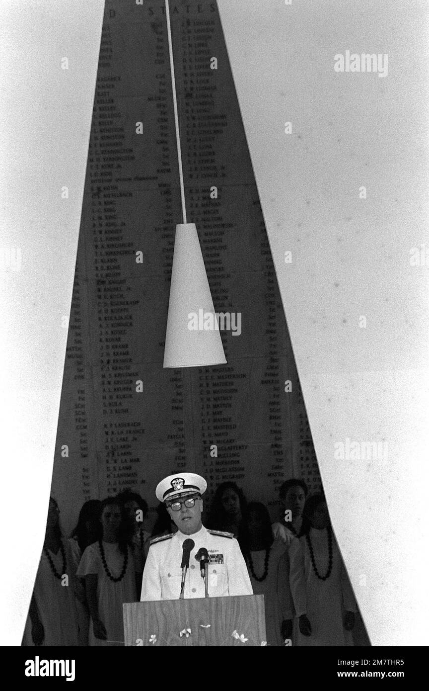 ADM James D. Watkins, commandant en chef, États-Unis Pacific Fleet, s'adresse aux invités participant aux cérémonies commémorant le 40th anniversaire de l'attaque japonaise sur Pearl Harbor. Les membres du Kamehameha School concert Glee Club se tiennent derrière Watkins dans la salle du sanctuaire à bord du USS ARIZONA Memorial où la cérémonie a eu lieu. Base: Pearl Harbor État: Hawaï (HI) pays: Etats-Unis d'Amérique (USA) Banque D'Images