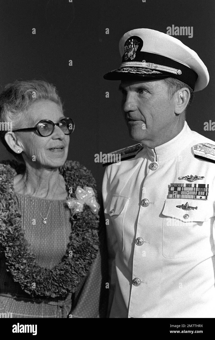 LE COMMANDANT de la base navale de Pearl Harbor, RAM Stanley J. Anderson, se tient en compagnie d'Edith Susnir, un invité d'honneur, lors d'un service commémoratif à bord du USS ARIZONA Memorial commémorant le 40th anniversaire de l'attaque japonaise sur Pearl Harbor. Base: Pearl Harbor État: Hawaï (HI) pays: Etats-Unis d'Amérique (USA) Banque D'Images