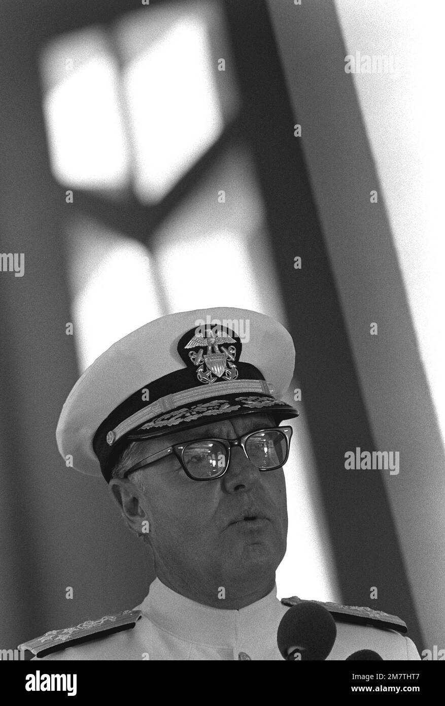 ADM James D. Watkins, commandant en chef, États-Unis Pacific Fleet, s'exprime lors de la cérémonie à bord du USS ARIZONA Memorial commémorant le 40th anniversaire de l'attaque japonaise sur Pearl Harbor. Base: Pearl Harbor État: Hawaï (HI) pays: Etats-Unis d'Amérique (USA) Banque D'Images