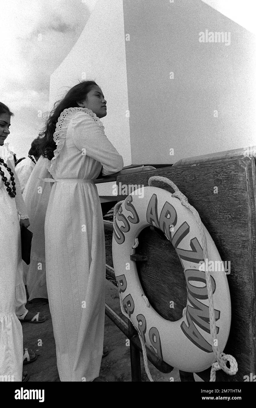 Mme Vasquez, étudiante à la Air Force Officer candidate School, prend des photos lors de la cérémonie à bord du USS ARIZONA Memorial commémorant le 40th anniversaire de l'attaque japonaise sur Pearl Harbor. Base: Pearl Harbor État: Hawaï (HI) pays: Etats-Unis d'Amérique (USA) Banque D'Images