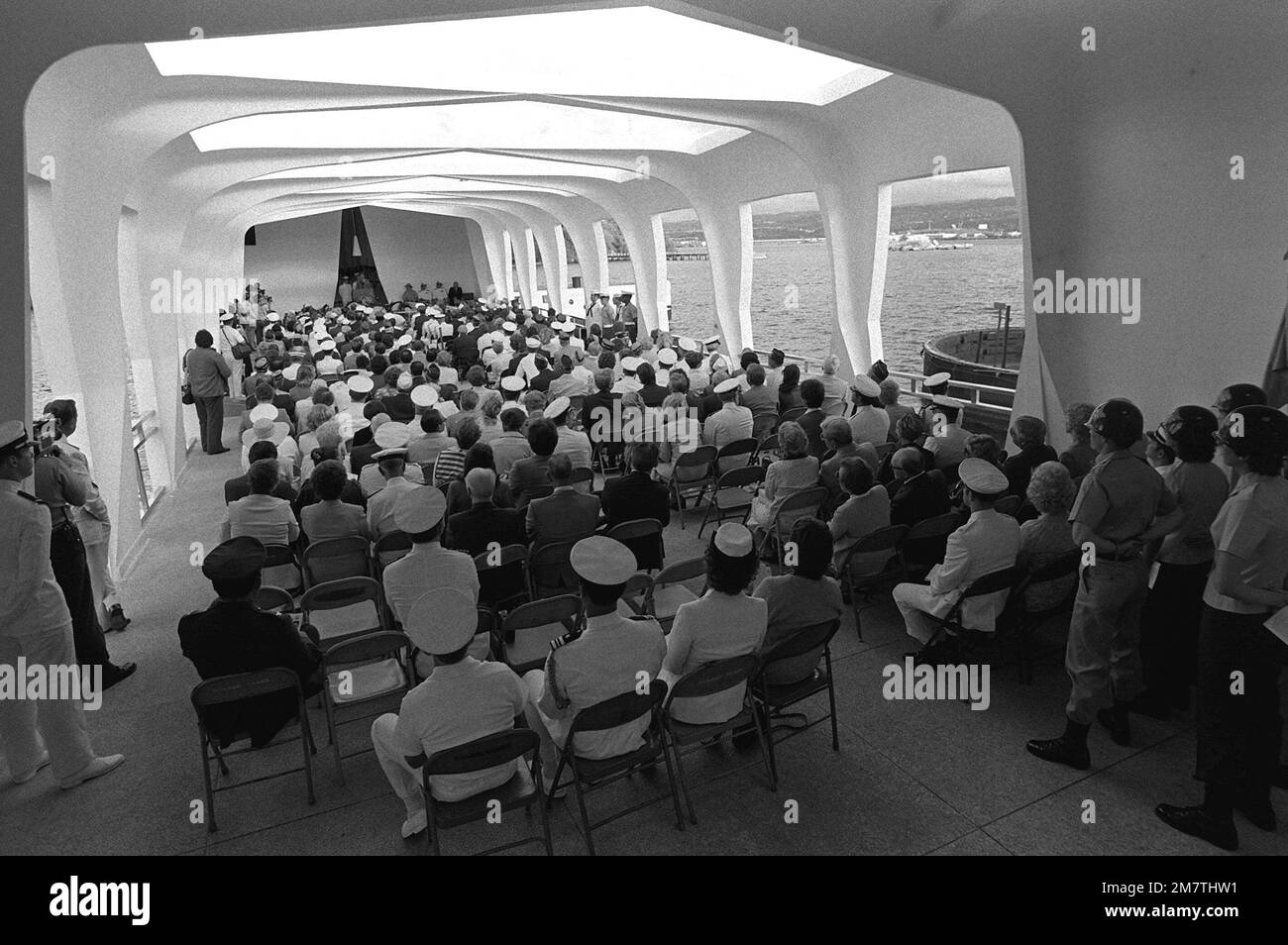 Vue arrière des invités participant à la cérémonie à bord du USS ARIZONA Memorial commémorant le 40th anniversaire de l'attaque japonaise sur Pearl Harbor. Base: Pearl Harbor État: Hawaï (HI) pays: Etats-Unis d'Amérique (USA) Banque D'Images