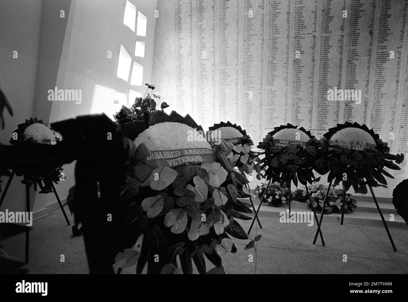 Les couronnes qui seront présentées lors de la cérémonie commémorant le 40th anniversaire de l'attaque japonaise sur Pearl Harbor sont alignées dans la salle du sanctuaire de l'USS ARIZONA Memorial. Base: Pearl Harbor État: Hawaï (HI) pays: Etats-Unis d'Amérique (USA) Banque D'Images