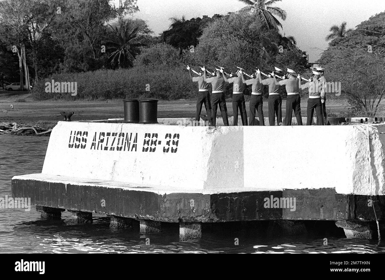 Un garde d'honneur marin déclenche un hommage du bloc d'amarrage où le cuirassé USS ARIZONA (BB-39) a été attaché pendant le bombardement de Pearl Harbor. La garde d'honneur participe à des cérémonies commémorant le 40th anniversaire de l'attaque japonaise. Base: Pearl Harbor État: Hawaï (HI) pays: Etats-Unis d'Amérique (USA) Banque D'Images
