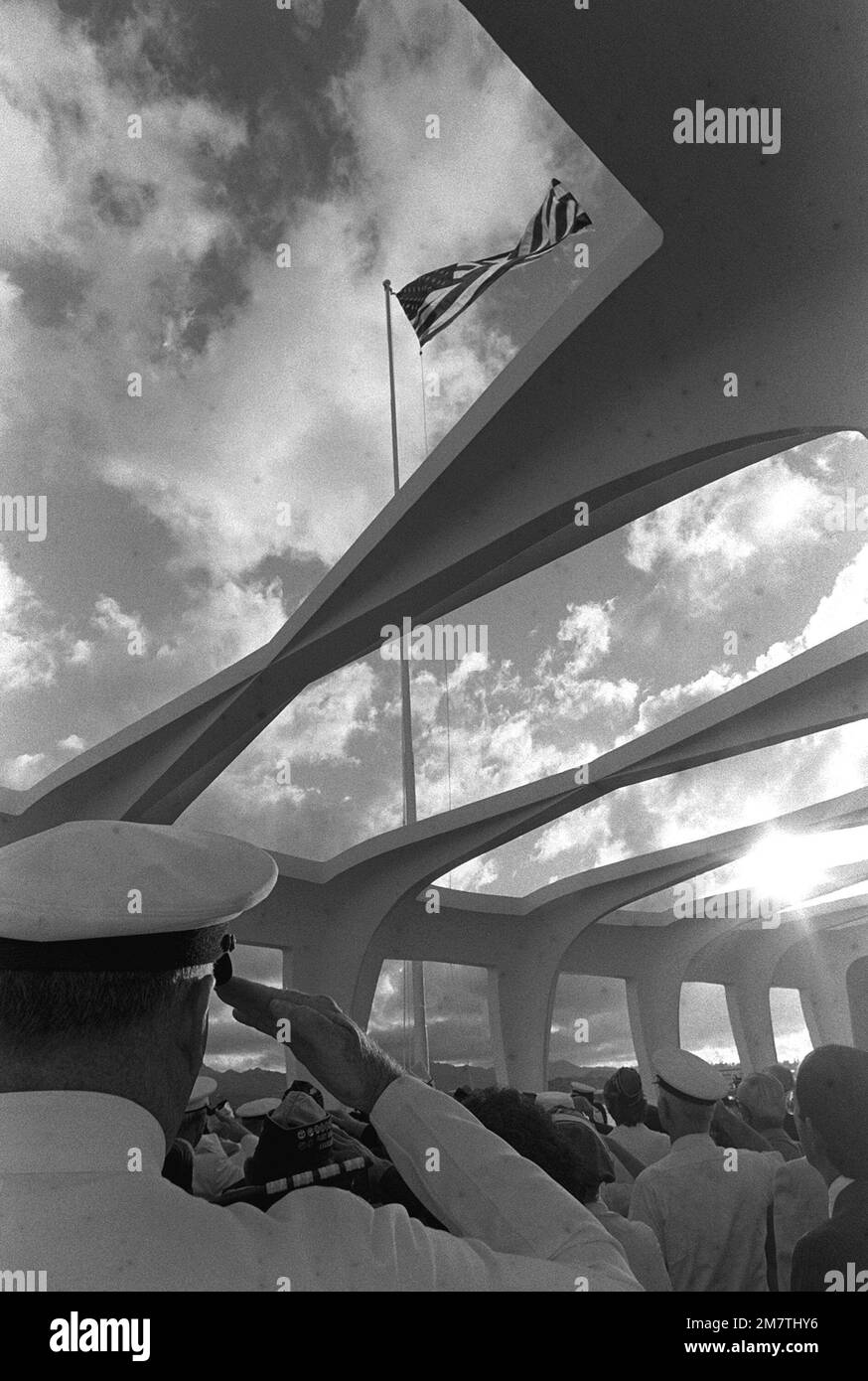 Les invités qui assistent à la cérémonie à bord du USS ARIZONA Memorial commémorant le 40th anniversaire de l'attaque japonaise sur Pearl Harbor saluent le drapeau qui est levé pendant les couleurs du matin. Base: Pearl Harbor État: Hawaï (HI) pays: Etats-Unis d'Amérique (USA) Banque D'Images