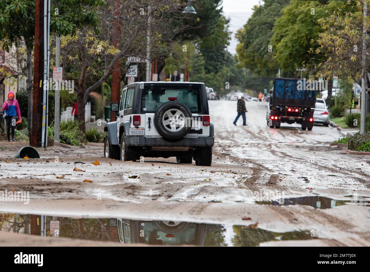 Santa Barbara, Californie, États-Unis. 10th janvier 2023. Une voiture est coincée sur la rue Bath, où Mission Creek a dépassé le pont de la rue Bath et a inondé le bloc. Une rivière atmosphérique de pluie battue le comté de Santa Barbara en Californie centrale. (Credit image: © Erick Madrid/ZUMA Press Wire) USAGE ÉDITORIAL SEULEMENT! Non destiné À un usage commercial ! Banque D'Images