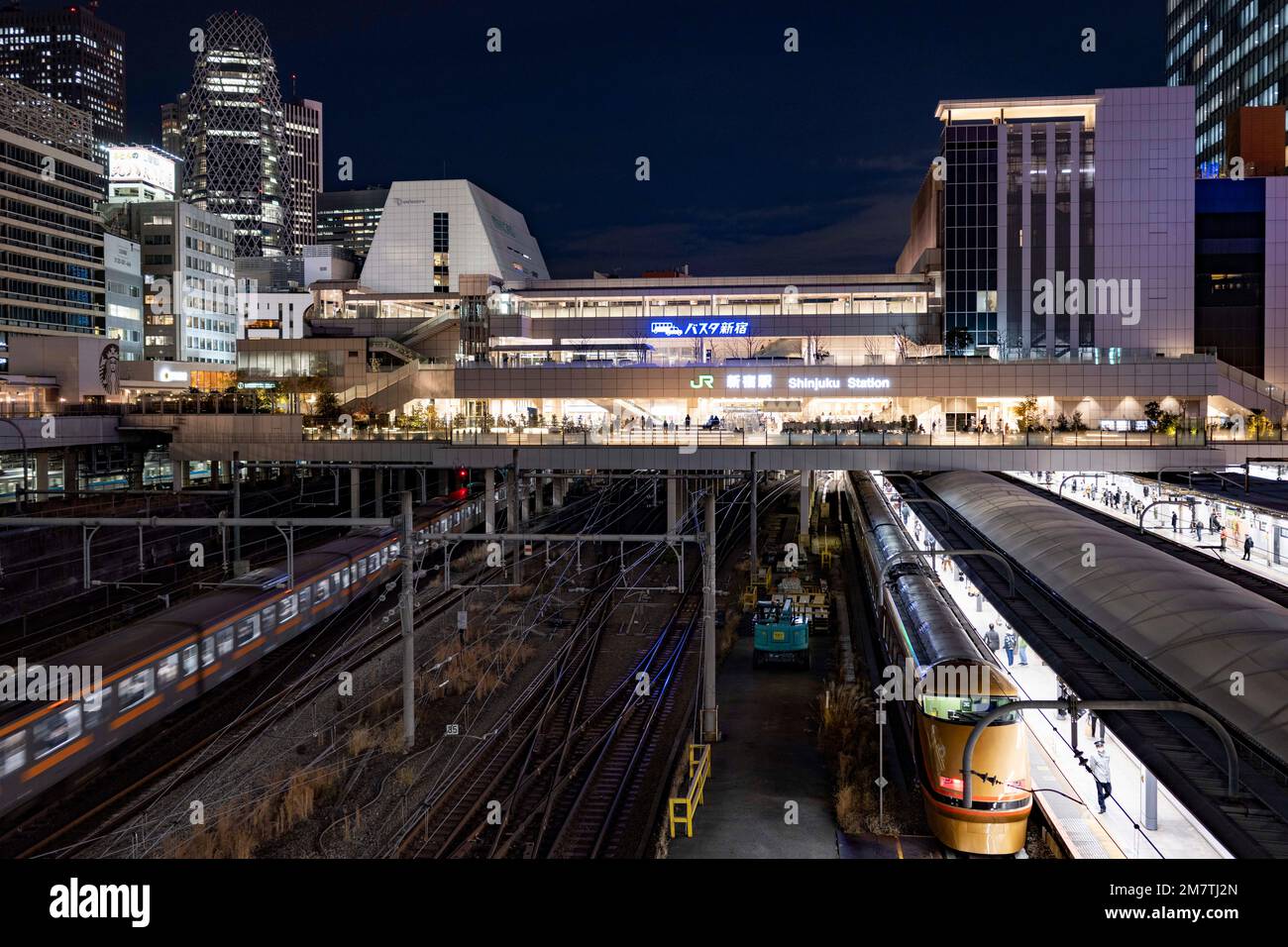 Tokyo, Japon. 6th janvier 2023. Plates-formes, gares ferroviaires et voies à la gare de Shinjuku la nuit. La gare de Shinjuku est exploitée par East Japan Railway Company (JR East). Il est un important centre de transport à Tokyo, reliant plusieurs lignes de train, y compris la ligne JR East Yamanote, la ligne Chuo, la ligne Sobu, la ligne Narita Express et la ligne Saikyo, ainsi que plusieurs lignes de chemin de fer privées, telles que le chemin de fer électrique Odakyu, Keio Corporation et le métro de Tokyo. Avec son grand nombre de plates-formes et de voies, c'est un centre central pour les trains locaux et longue distance, avec des correspondances pour toutes les destinations o Banque D'Images