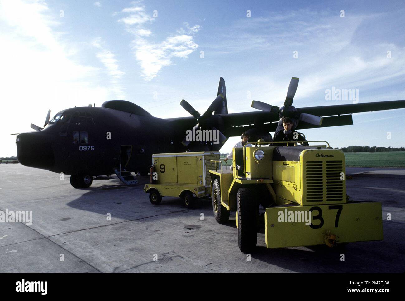 Des membres de équipage du sol ont assuré l'arrivée d'un avion C-130A Hercules au cours de SAREX '81. Objet opération/série: SAREX '81 base: Trenton, Ontario pays: Canada (CAN) Banque D'Images