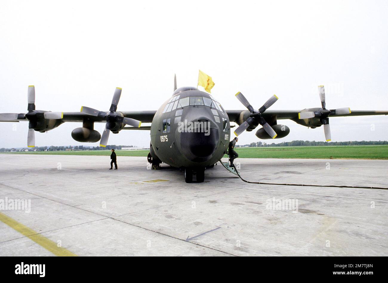 Vue de face d'un avion C-130A Hercules récemment arrivé sur le tablier pendant le SAREX '81. Objet opération/série: SAREX '81 base: Trenton, Ontario pays: Canada (CAN) Banque D'Images