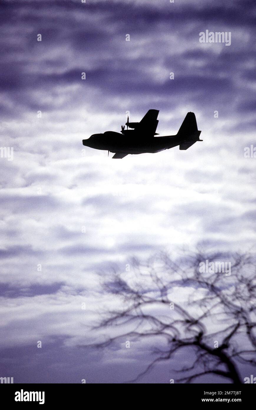 Une vue du sol-air du côté gauche d'un avion C-130A Hercules silhoueté contre le ciel pendant SAREX '81. Objet opération/série: SAREX '81 base: Trenton, Ontario pays: Canada (CAN) Banque D'Images