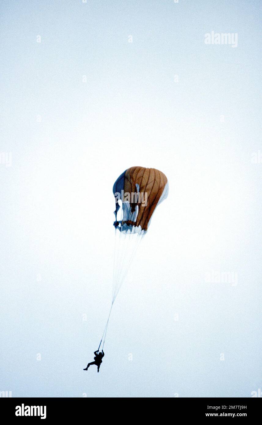 Un parachute d'un participant de SAREX '81 s'ouvre après son saut d'un avion C-130A Hercules au cours d'un exercice de sauvetage. Objet opération/série: SAREX '81 base: Trenton, Ontario pays: Canada (CAN) Banque D'Images