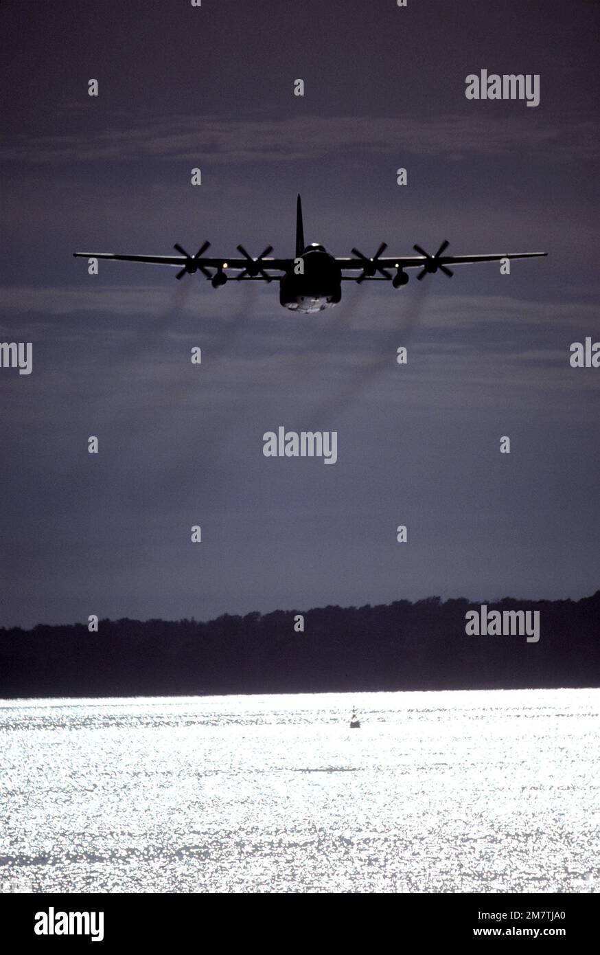 Vue de face sol-air d'un avion C-130A Hercules volant au-dessus d'un lac au cours de SAREX '81. Objet opération/série: SAREX '81 base: Trenton, Ontario pays: Canada (CAN) Banque D'Images