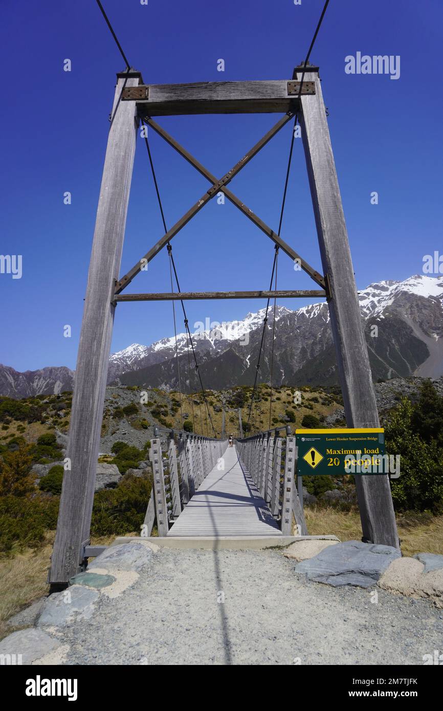 Vue de face du premier pont tournant au-dessus de la rivière Hooker dans le parc national d'Aoraki Mount Cook Banque D'Images