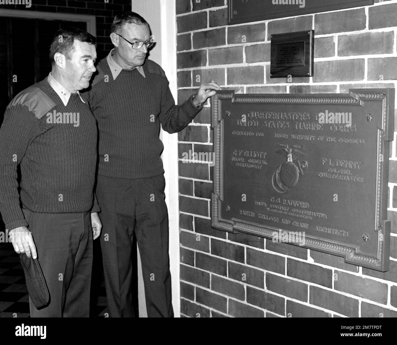 MAJ. GÉN. Lawrence F. Sullivan, commandant général, base de logistique du corps des Marines et Brig en visite. GÉN. Roy E. Moss, commandant général, 2nd Force Service support Group, a lu l'inscription sur la plaque du quartermaster du corps des Marines qui a été transférée du dépôt d'approvisionnement fermé de Philadelphie. Base: Albany État: Géorgie (GA) pays: États-Unis d'Amérique (USA) Banque D'Images