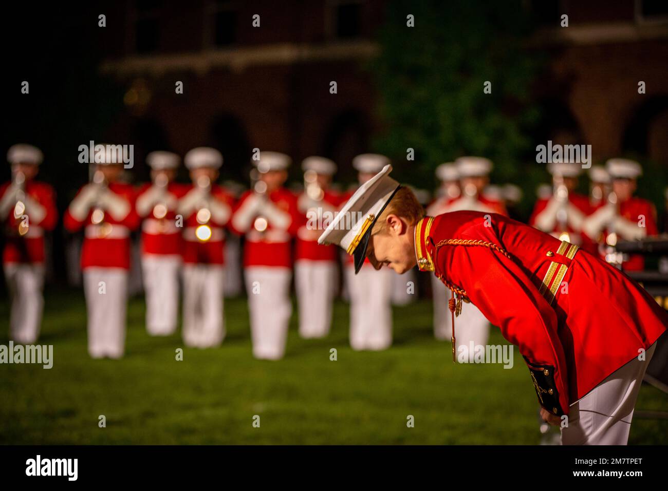 Adjudant-chef 2 Courtney Lawrence, directeur, « le commandant lui-même », États-Unis Marine Drum and Bugle corps, arceaux après une représentation lors d'une parade du vendredi soir à la caserne marine de Washington, D.C., 13 mai 2022. Le responsable hôte était le général Eric Smith, commandant adjoint du corps des Marines en 36th, Les invités d'honneur étaient le général Thomas R. Morgan (retraité), 21st Commandant adjoint du corps des Marines, le général Walter E. Boomer (retraité), 24th Commandant adjoint du corps des Marines, le général Terrence Dake (retraité), 27th Commandant adjoint du corps des Marines, le général Robert Magnus (retraité), 30th Banque D'Images