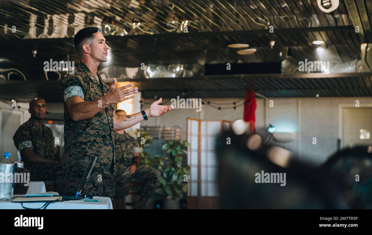 ÉTATS-UNIS Le capitaine du corps maritime David Noble, commandant de compagnie de la 3D Marine littoral Regiment Communications Company, 3D Marine Division, fait des remarques au cours d'une discussion sur l'éducation militaire professionnelle à la base du corps maritime d'Hawaï, 13 mai 2022. Divers communicateurs, répartis dans toute l'île d'Oahu, se sont réunis pour discuter de l'orientation de l'innovation dans le domaine des communications et de son rôle dans l'ensemble du corps des Marines. Banque D'Images