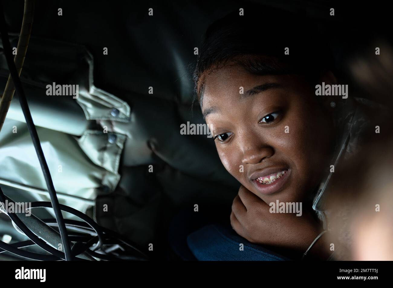 Mykera Pedroso, un jeune cadet de la Force aérienne du lycée Jefferson, regarde un avion recevoir du carburant au-dessus de la Caroline du Sud, 13 mai 2022. L'un des principaux objectifs du programme AIM High est d'inspirer la prochaine génération d'aviateurs ainsi que de fournir de l'éducation et des opportunités. Banque D'Images