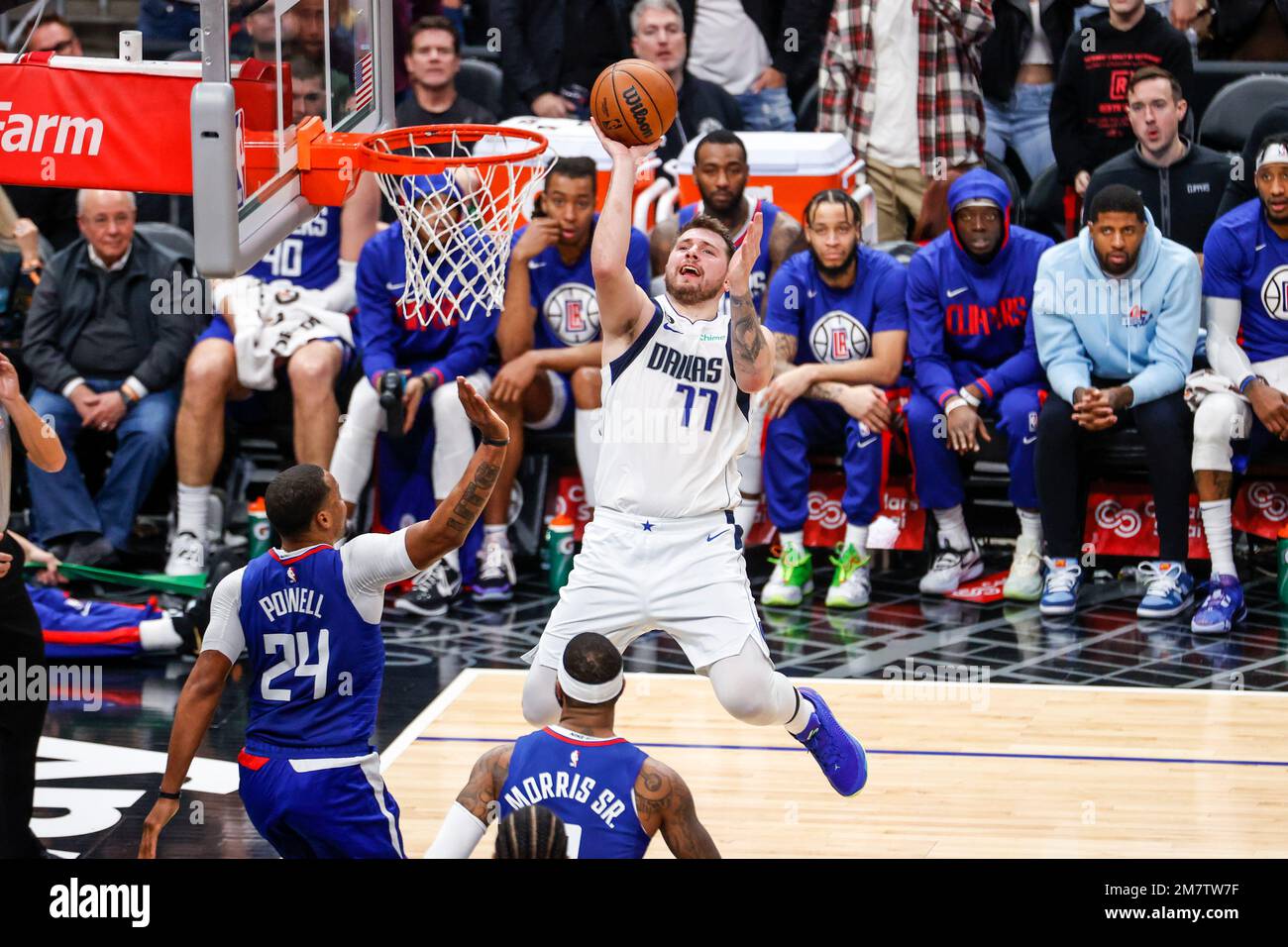 Los Angeles, Californie, États-Unis. 10th janvier 2023. Luka Doncic (77) prend des photos contre les Los Angeles Clippers lors d'un match de basket-ball de la NBA dimanche, 10 janvier 2023, à Los Angeles. (Credit image: © Ringo Chiu/ZUMA Press Wire) USAGE ÉDITORIAL SEULEMENT! Non destiné À un usage commercial ! Banque D'Images