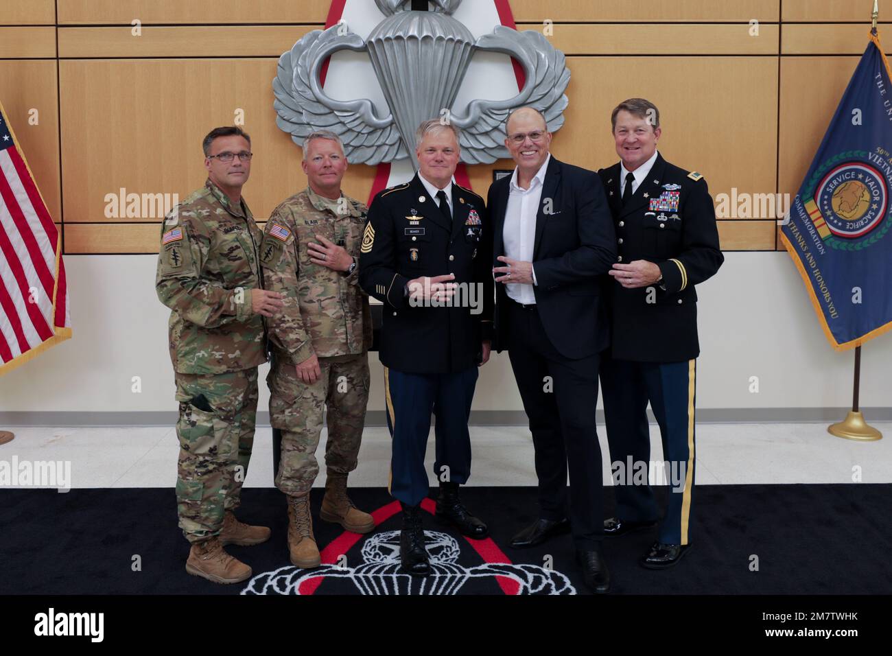 Le sergent de commandement Major Gary Beaver se tient avec les anciens membres du détachement opérationnel Alpha (ODA) avec lesquels il a servi après une cérémonie célébrant sa retraite au Musée des opérations aériennes et spéciales de Fayetteville, en Caroline du Nord, en Ontario, à 13 mai 2022. Beaver a passé sa carrière militaire de 34 ans dans les opérations spéciales et, plus récemment, a servi comme sergent-major de commandement du détachement des opérations spéciales de la Garde nationale de Caroline du Nord - X. Banque D'Images