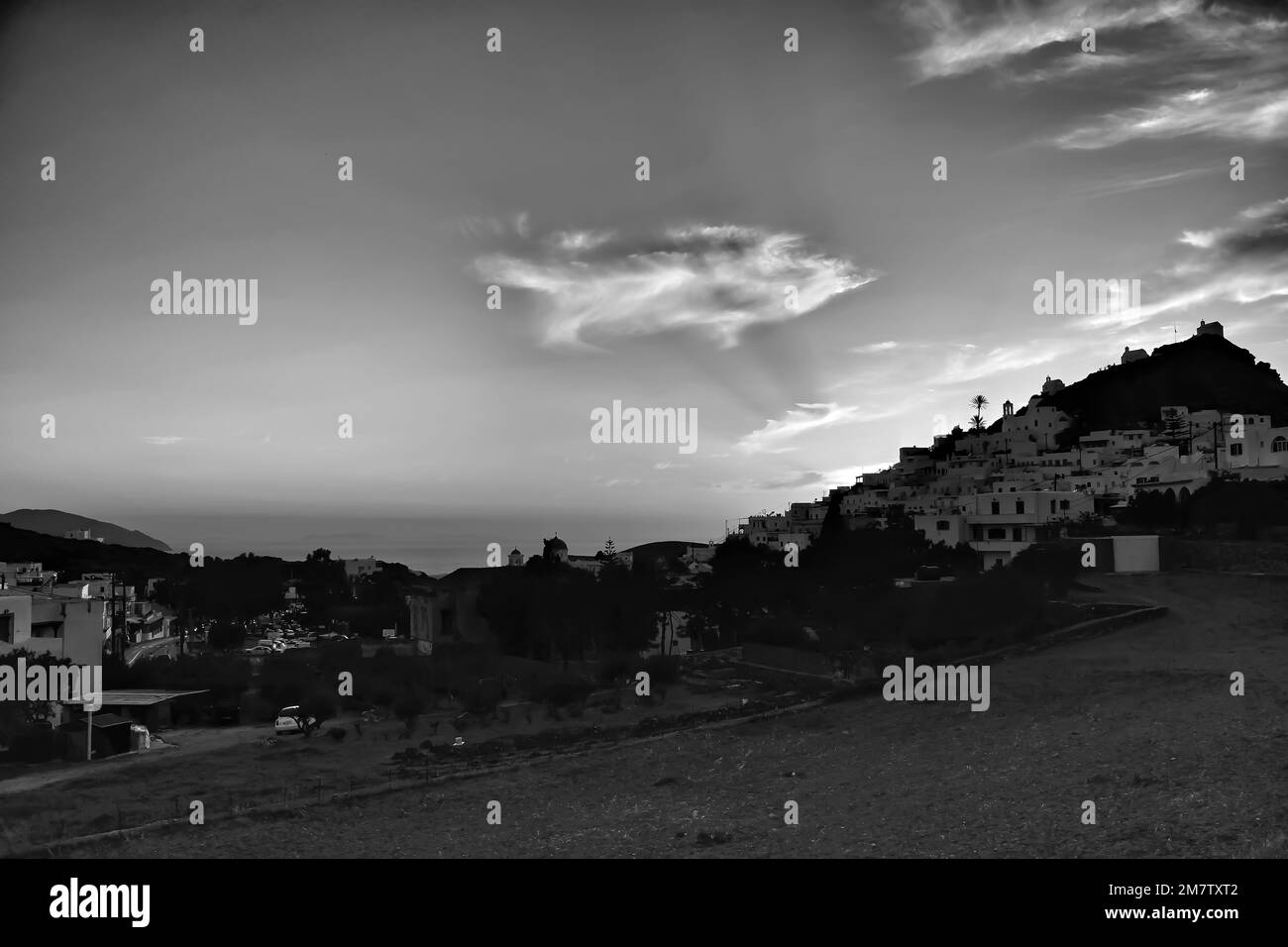 Vue panoramique sur l'île pittoresque d'iOS Grèce au coucher du soleil en noir et blanc Banque D'Images