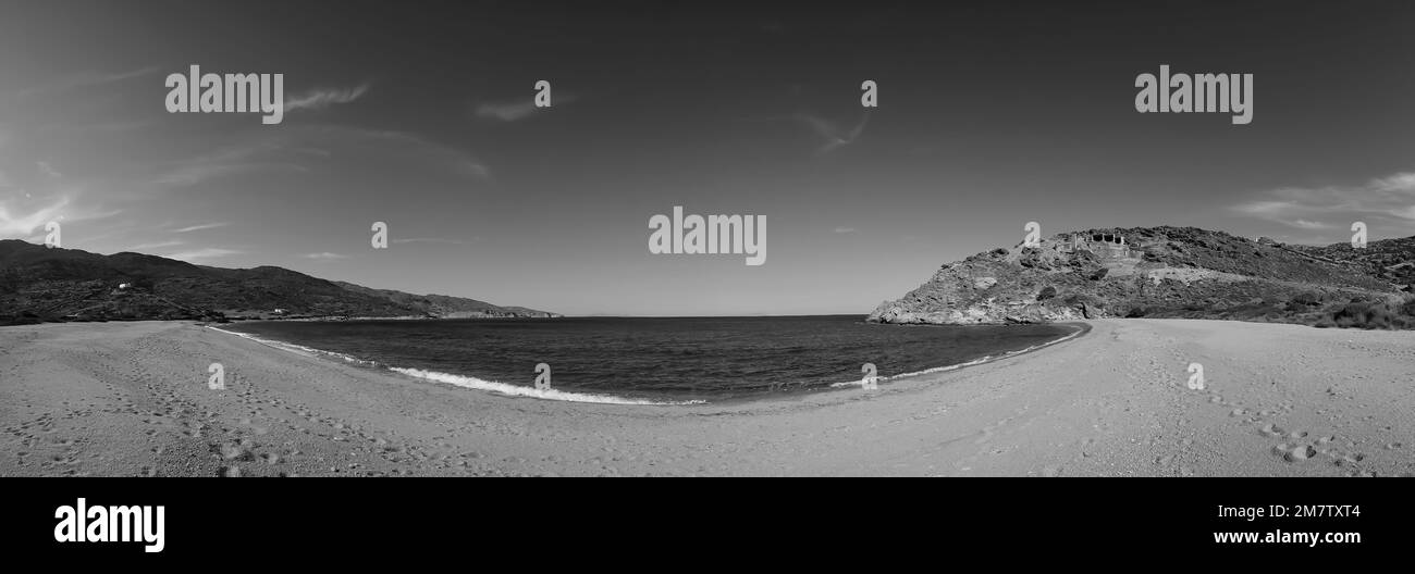 Vue panoramique sur l'incroyable plage de sable doré avec des eaux turquoise à Kalamos dans iOS en noir et blanc Banque D'Images