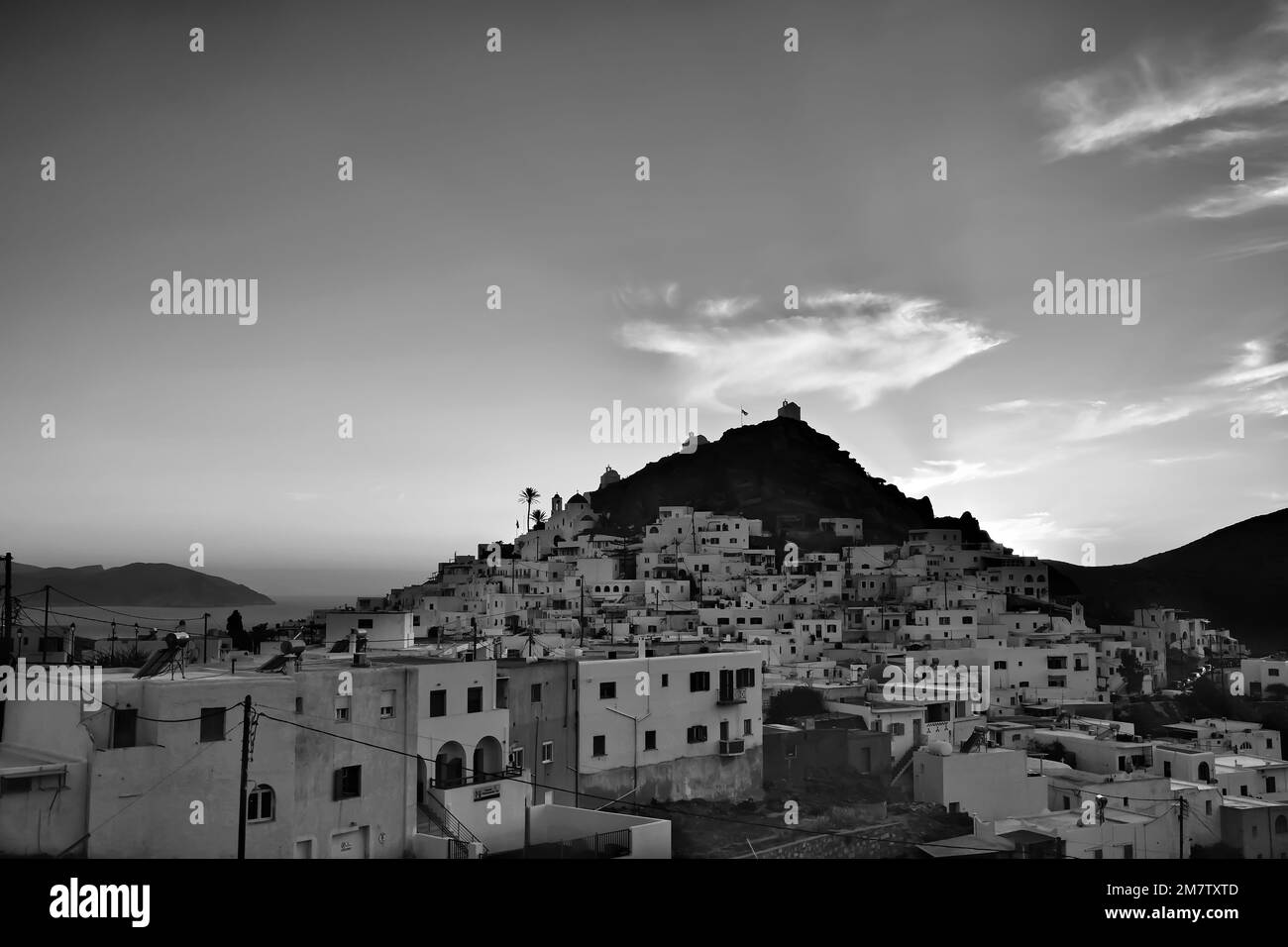 Vue panoramique sur l'île pittoresque d'iOS Grèce au coucher du soleil en noir et blanc Banque D'Images