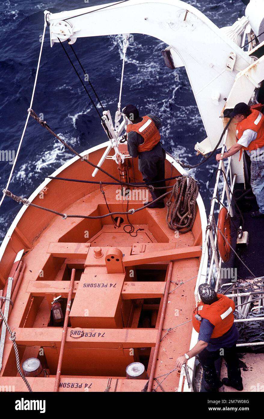 Des membres de équipage à bord du navire USNS CHAUVENET (T-AGS-29) abaissent un lancement de levé hydrographique de 34 pieds, pour une utilisation en eau peu profonde. Le CHAUVENET est engagé dans une expédition d'arpentage pour mettre à jour les cartes de navigation actuelles du détroit. Base: Détroit de Makassar pays: Indonésie (IDN) Banque D'Images