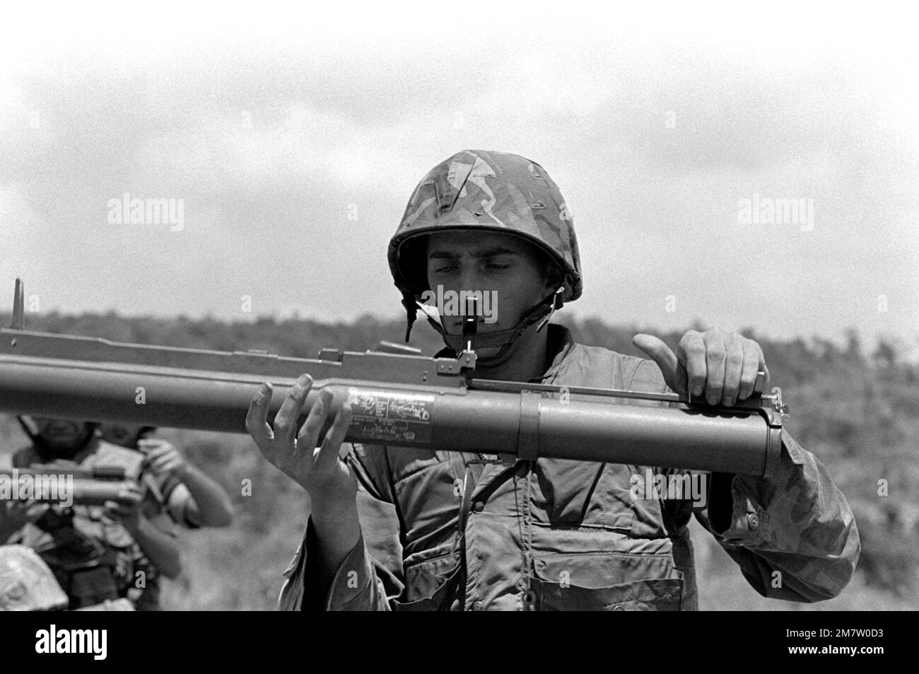 Un membre de la Compagnie C, 1st Bataillon, 3rd Marine Division se familiarise avec l'arme anti-char légère M-72A2 (LOI) pendant un exercice d'entraînement. Pays : inconnu Banque D'Images Un membre de la Compagnie C, 1st Bataillon, 3rd Marine Division se familiarise avec l'arme anti-char légère M-72A2 (LOI) pendant un exercice d'entraînement. Pays : inconnu Banque D'Images