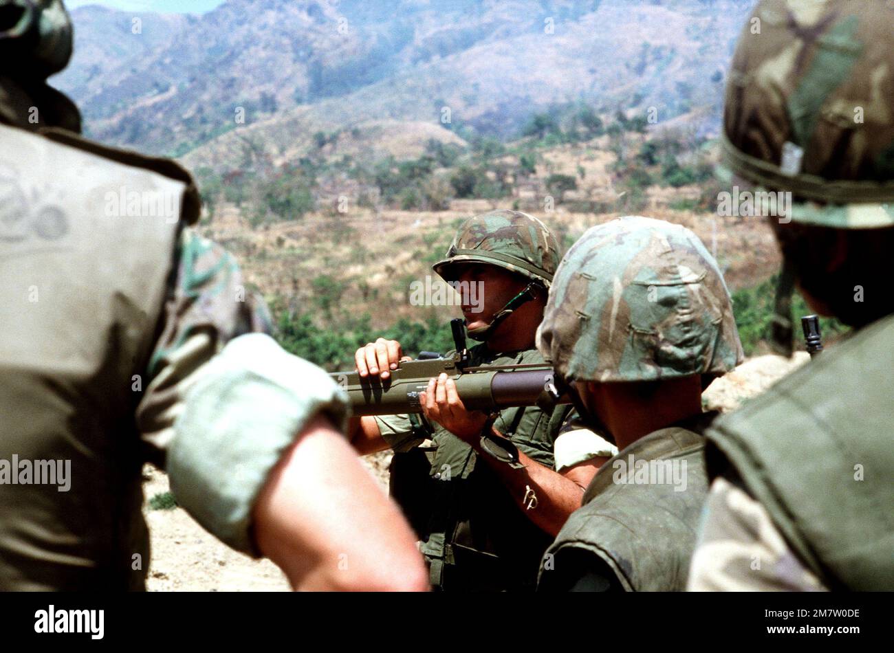 LE sergent D'ÉTAT-MAJOR James D. Lunn de l'équipe de Bataillon d'atterrissage 1/3, 31st Marine Amphibie Unit, instruit Marines dans le tir d'une arme anti-char légère de M72 (LOI) pendant les exercices sur Green Beach. Base: Station navale, Subic Bay État: Luzon pays: Philippines (PHL) Banque D'Images LE sergent D'ÉTAT-MAJOR James D. Lunn de l'équipe de Bataillon d'atterrissage 1/3, 31st Marine Amphibie Unit, instruit Marines dans le tir d'une arme anti-char légère de M72 (LOI) pendant les exercices sur Green Beach. Base: Station navale, Subic Bay État: Luzon pays: Philippines (PHL) Banque D'Images