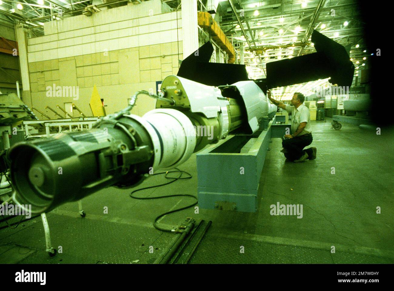 Jerry Preston, superviseur principal de McDonnell Douglas, effectue une vérification de dernière minute sur un ensemble de rampe avant du transférer pour l'installation sur un avion de rallonge KC-10. Base: Long Beach État: Californie (CA) pays: Etats-Unis d'Amérique (USA) Banque D'Images