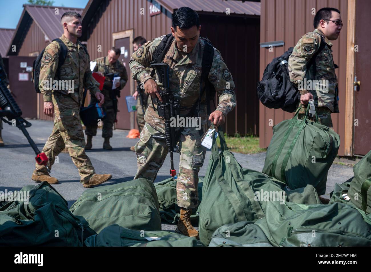 Un Airman affecté à l'escadron de préparation médicale opérationnelle 19th saisit son sac après son arrivée au Camp Warlord pendant la ROCKI 22-03 à la base aérienne de Little Rock, Arkansas, 13 mai 2022. Le ROCKI 22-03 a été le point culminant d’une série d’exercices conçus pour peaufiner les concepts de l’escadre de commandement C-130, y compris la capacité de l’élément Force de commandement et de contrôle de se déployer rapidement dans une base d’opérations principale de théâtre pour commander et contrôler les biens de la Force aérienne de mobilité. Banque D'Images