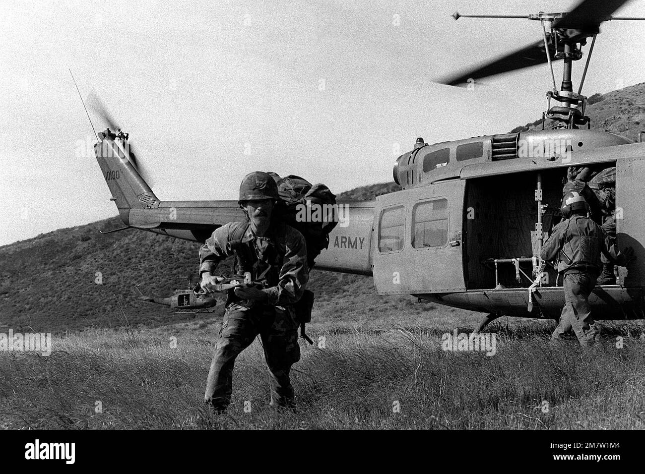 Les réservistes marins débarquèrent d'un hélicoptère UH-1 Iroquois de l'Armée de terre au cours d'un exercice d'assaut vertical. Cela fait partie de l'entraînement d'été des réservistes. Base: Corps de marine base Camp Pendleton État: Californie (CA) pays: Etats-Unis d'Amérique (USA) Banque D'Images