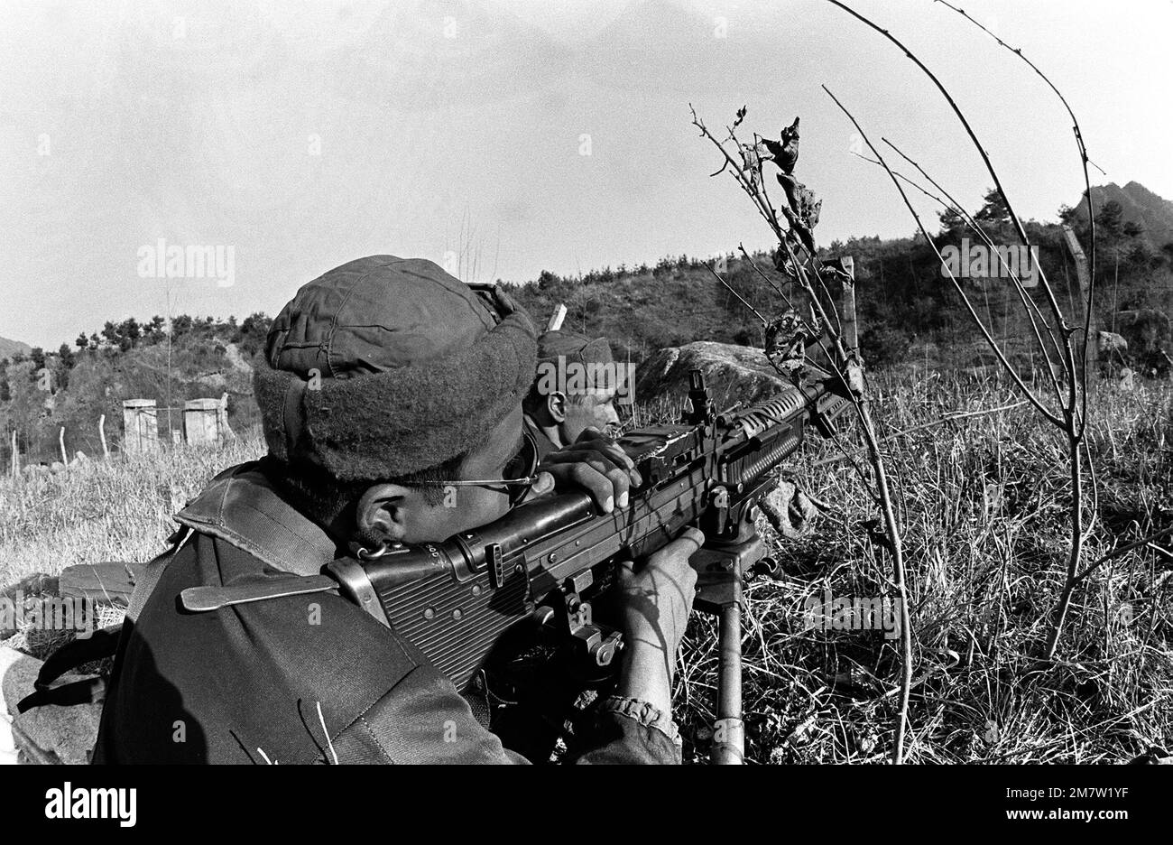 Les membres de la Compagnie A, 1st Bataillon, 35th infanterie, 25th Division d'infanterie, agissant en tant que Nord-Coréens, utilisent une mitrailleuse M-60 pour défendre une maquette contre un assaut lors de l'entraînement conjoint sud-coréen/États-Unis ESPRIT d'ÉQUIPE '82. Objet opération/série: TEAM SPIRIT '82 base: Geon Cha pays: République de Corée (KOR) Banque D'Images