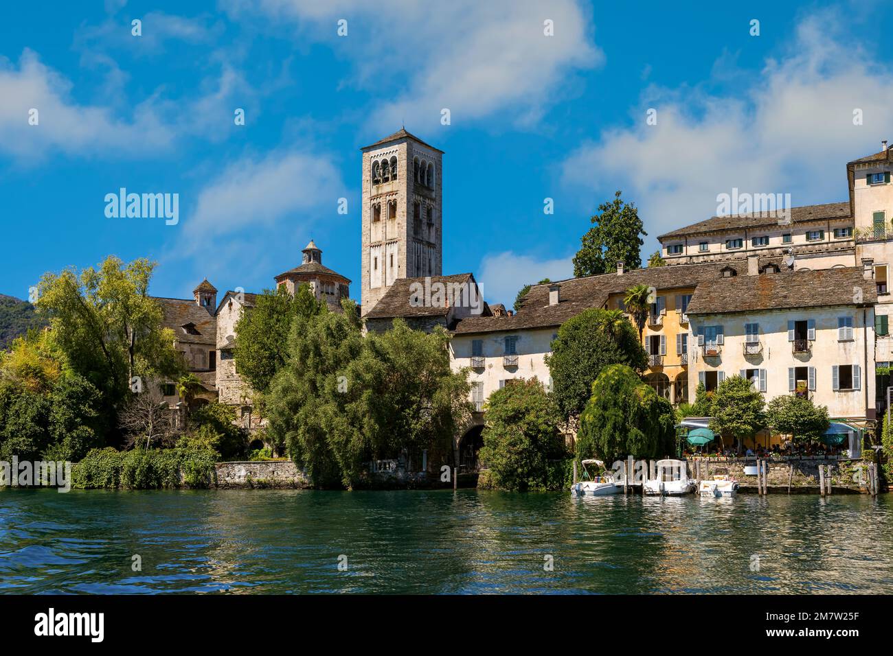 Abbaye sur l'île de San Giulio, vue depuis le lac Orta dans le Piémont, dans le nord de l'Italie. Banque D'Images