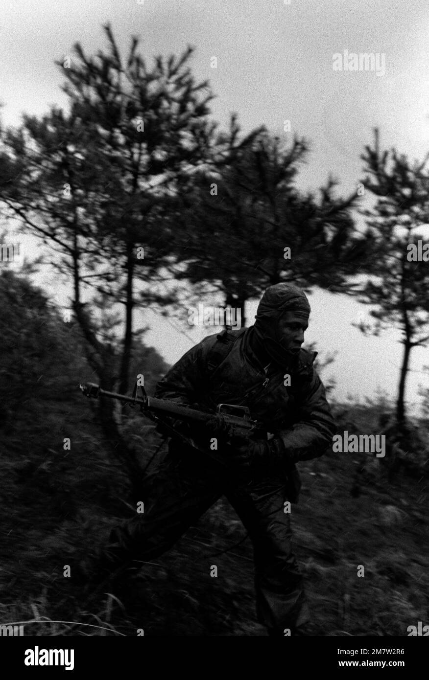 SSGT Steven Larson de Co A, 1st BN., 21st Inf., 25th Inf. Div., sur la colline 350 pendant l'exercice d'entraînement conjoint Corée/États-Unis Team Spirit '82. Objet opération/série: TEAM SPIRIT '82 base: Geon Cha pays: République de Corée (KOR) Banque D'Images