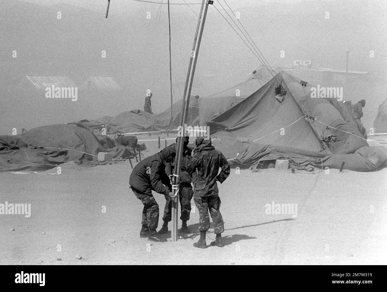 Le personnel du 3rd Bataillon, 8th Marine Regiment, répare un poteau de service de communications pendant un orage. Les hommes participent à l'opération CAX 4-81. Objet opération/série: CAX 4-81 base: Twentynine Palms État: Californie (CA) pays: États-Unis d'Amérique (USA) Banque D'Images