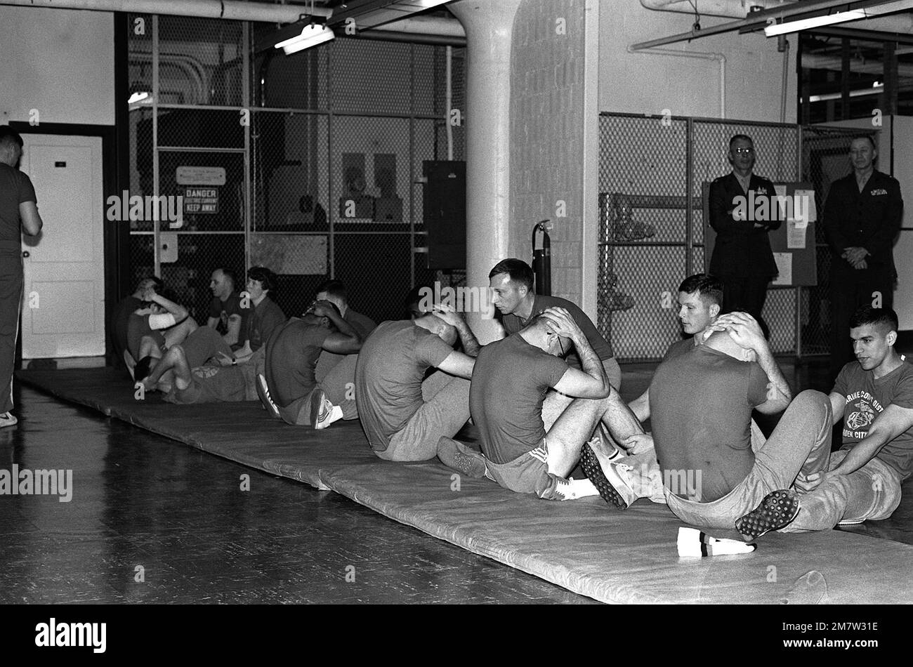 Les Marines du quartier général DU corps des Marines DE 1st font l'exercice de sit-up pendant l'inspection de l'inspecteur général. Brig. GÉN. Clyde D. Dean, inspecteur général (à droite), et col. James K. Reilly, commandant, 1st Marine corps District, regarde. État: New York (NY) pays: Etats-Unis d'Amérique (USA) Banque D'Images