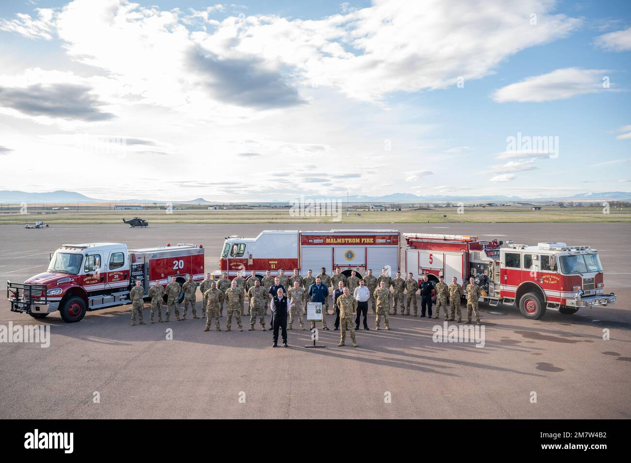 Le service des incendies de l'escadron du génie civil 341st pose une photo de groupe 13 mai 2022, à la base aérienne de Malmstrom, en montagne. Le groupe a été nommé meilleur petit service d'incendie du ministère de la Défense pour 2021. Banque D'Images