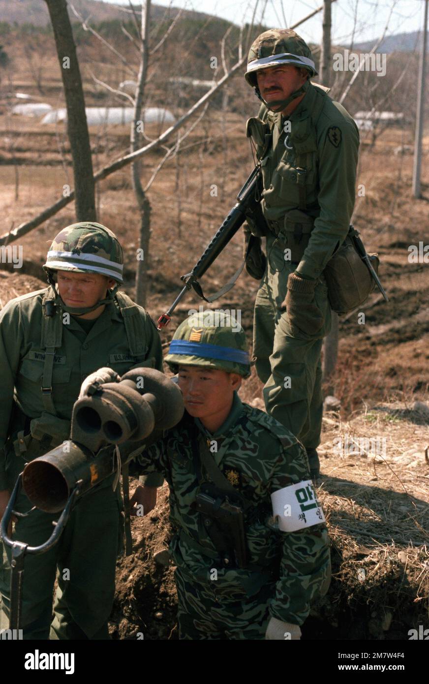 Des membres de la division d'infanterie 25th de la caserne Schofield, à Hawaï, et un membre du bataillon de chars de la République de Corée de 2nd, ont mis en évidence l'emplacement des forces Orange en utilisant le mécanisme visuel sur une arme antichar M-47 Dragon lors de l'exercice d'entraînement conjoint entre la République de Corée et les États-Unis Team Spirit '82. Objet opération/série: TEAM SPIRIT '82 base: Cheop Yeong pays: République de Corée (KOR) Banque D'Images Des membres de la division d'infanterie 25th de la caserne Schofield, à Hawaï, et un membre du bataillon de chars de la République de Corée de 2nd, ont mis en évidence l'emplacement des forces Orange en utilisant le mécanisme visuel sur une arme antichar M-47 Dragon lors de l'exercice d'entraînement conjoint entre la République de Corée et les États-Unis Team Spirit '82. Objet opération/série: TEAM SPIRIT '82 base: Cheop Yeong pays: République de Corée (KOR) Banque D'Images