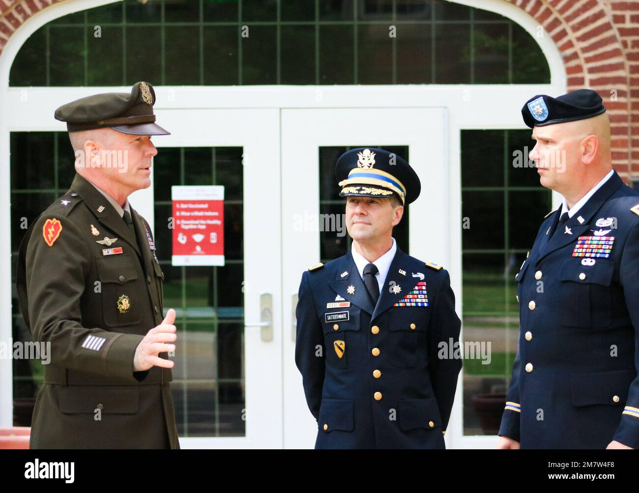 BG Andrew D. Preston (à gauche), commandant de l'École d'artillerie de campagne, discute du potentiel des futurs dirigeants de l'Armée avec LTC Shad Satterthwaite (au centre), directeur, programmes d'affaires des cadres en aérospatiale et en défense, à l'École supérieure de commerce de Gene Rainbolt, Et LTC Ryan Cryer (à droite), professeur de sciences militaires à l'Université de l'Oklahoma, avant la cérémonie de mise en service du ROTC à 13 mai 2022. Banque D'Images