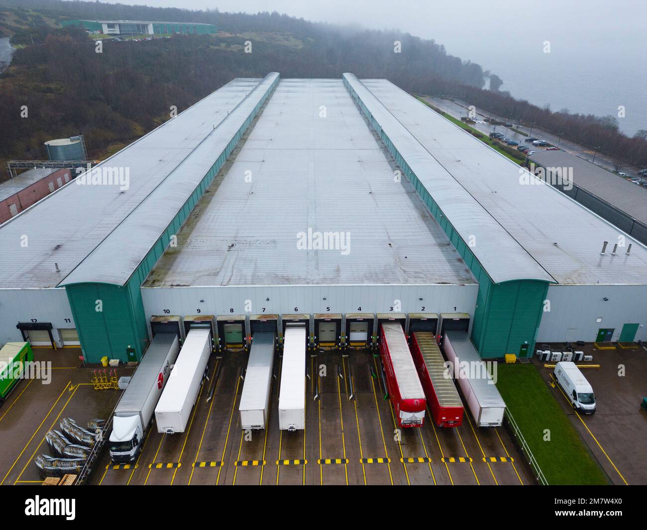 Gourock, Écosse, Royaume-Uni. 10 janvier 2023. Vue sur le centre de distribution Amazon de Gourock, Inverclyde. Amazon a annoncé que le centre était o Banque D'Images
