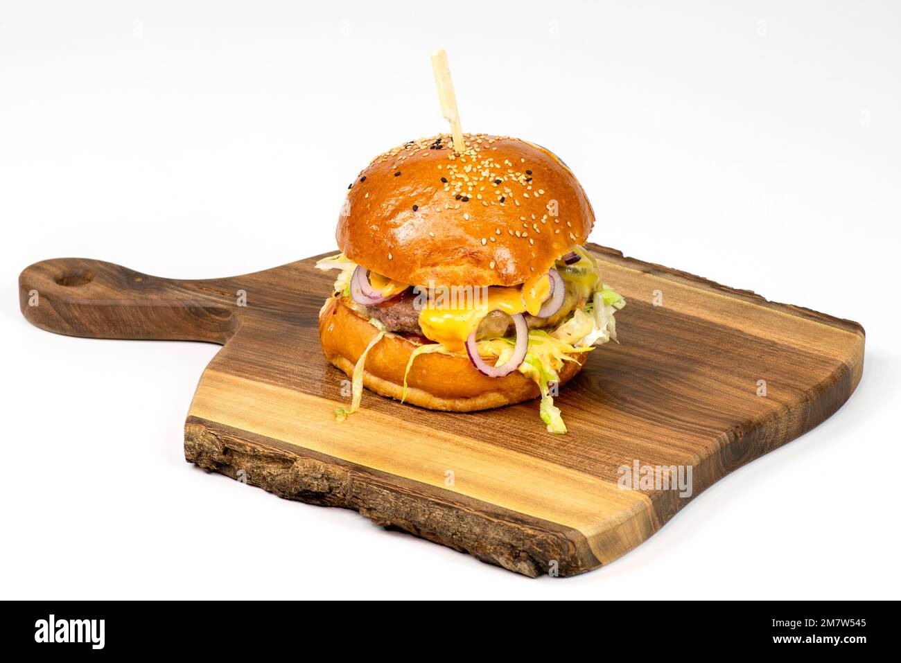 Savoureux hamburger américain sur plateau de service en bois et fond blanc. Banque D'Images